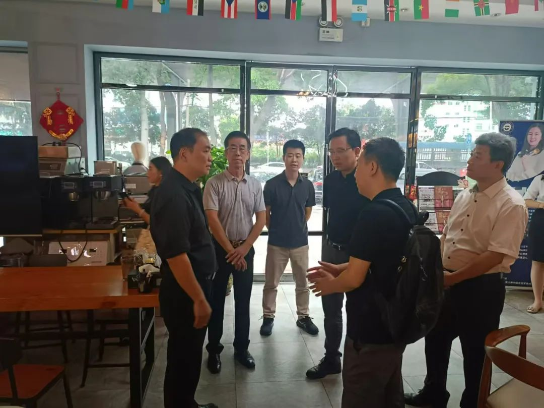 廣州市政府秘書長洪謙和市商務(wù)局一行到金達(dá)咖啡飲品城調(diào)研 廣州市政府秘書長洪謙和市商務(wù)局一行到金達(dá)咖啡飲品城調(diào)研