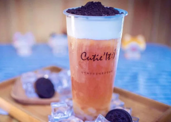 廣州金達(dá)咖啡飲品城-2019年開(kāi)家臺(tái)蓋奶茶加盟店成本需要多少錢(qián)？具體包含哪些費(fèi)用？