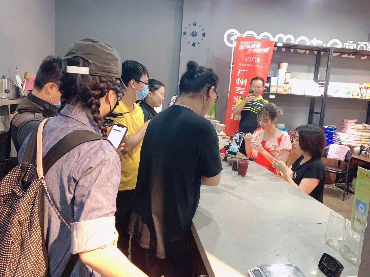 廣州直播節(jié)“在穗臺(tái)商分會(huì)場(chǎng)”,兩岸網(wǎng)紅主播齊聚松洲街金達(dá)咖啡飲品城打卡 廣州直播節(jié)“在穗臺(tái)商分會(huì)場(chǎng)”,兩岸網(wǎng)紅主播齊聚松洲街金達(dá)咖啡飲品城打卡