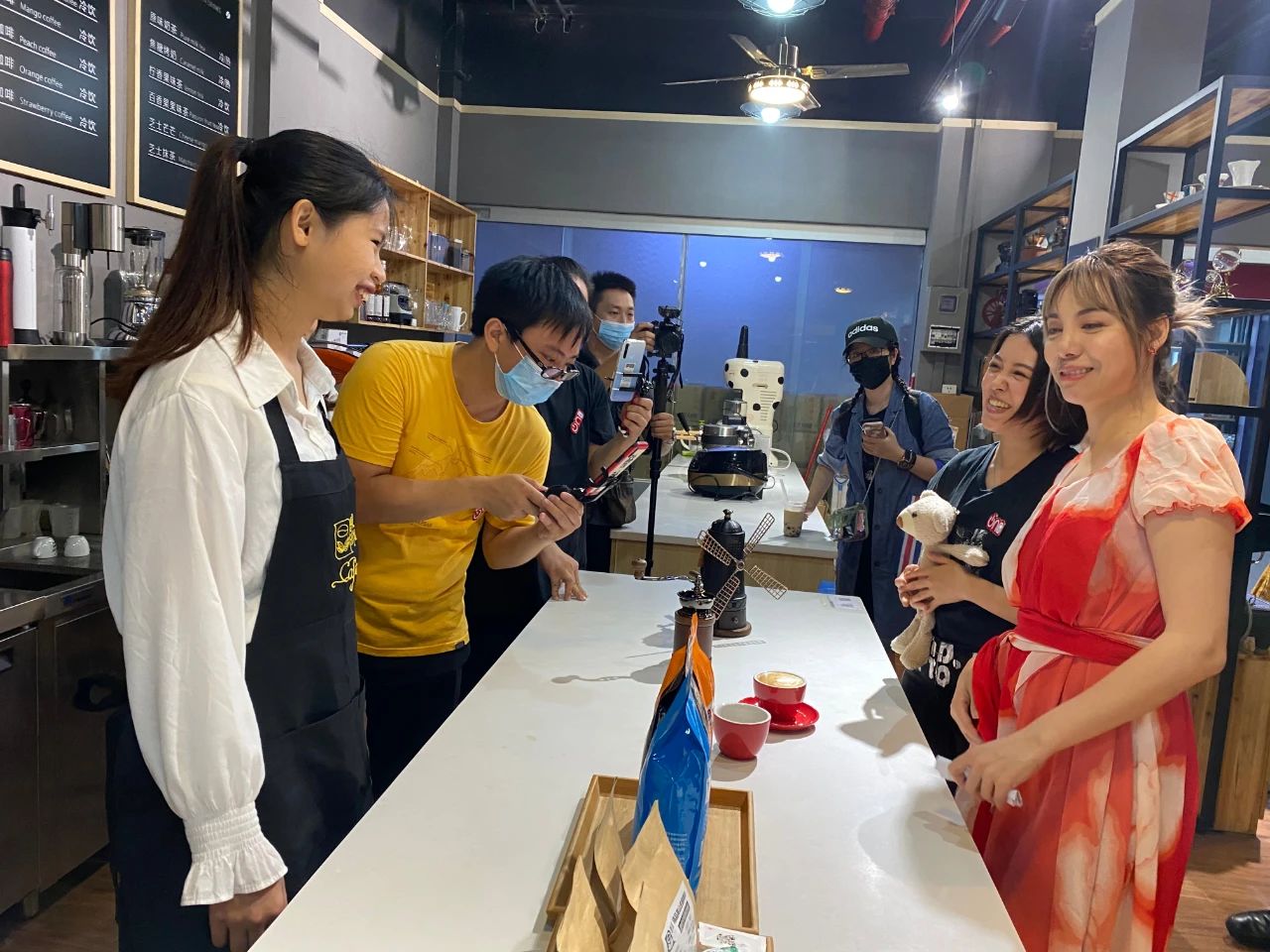 廣州直播節(jié)“在穗臺(tái)商分會(huì)場(chǎng)”,兩岸網(wǎng)紅主播齊聚松洲街金達(dá)咖啡飲品城打卡 廣州直播節(jié)“在穗臺(tái)商分會(huì)場(chǎng)”,兩岸網(wǎng)紅主播齊聚松洲街金達(dá)咖啡飲品城打卡