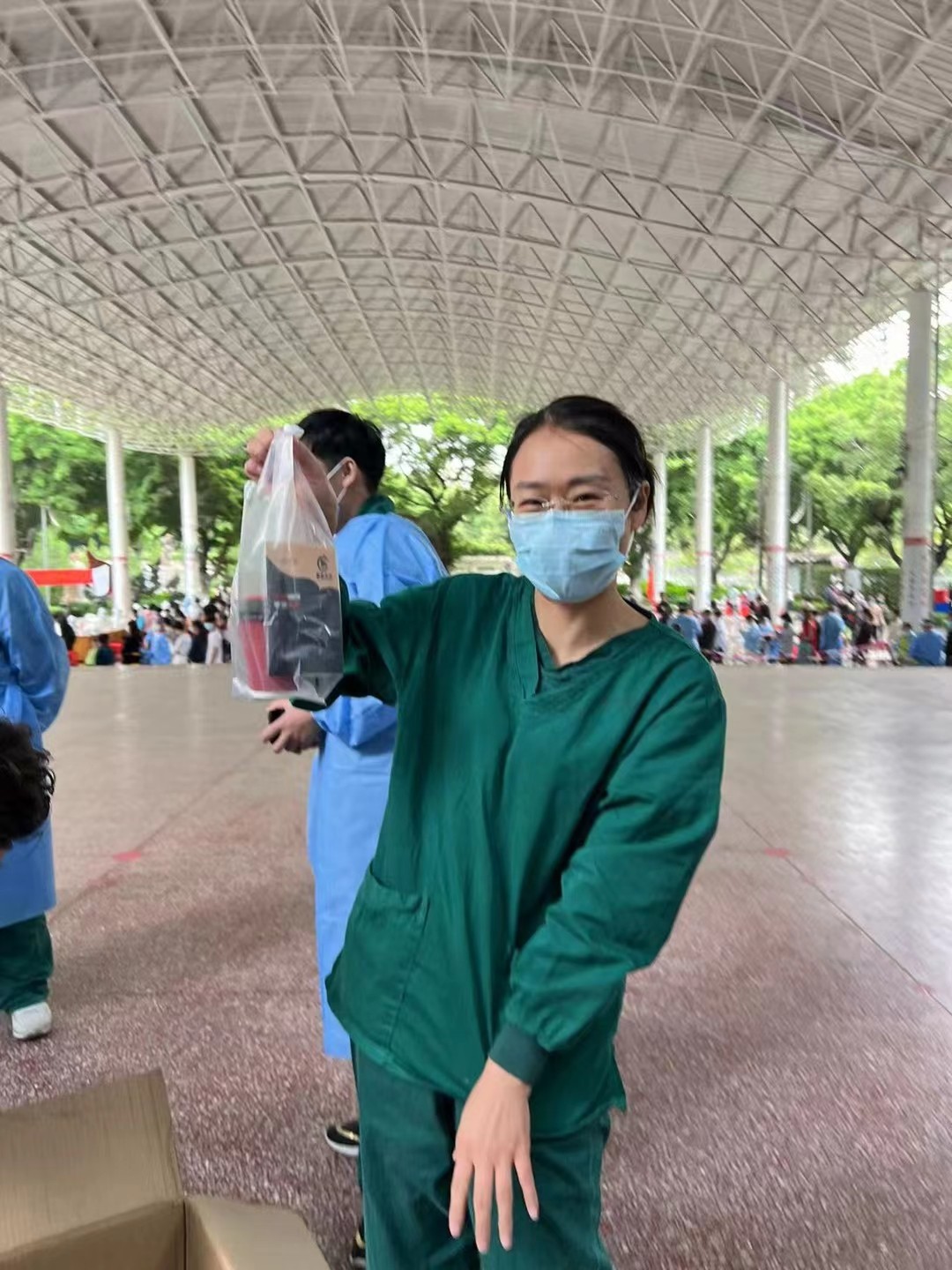 廣州白云區(qū)政府相關(guān)部門向金達(dá)咖啡飲品城及眾商家贈(zèng)送“助力抗疫 愛心奉獻(xiàn)”的錦旗和感謝信