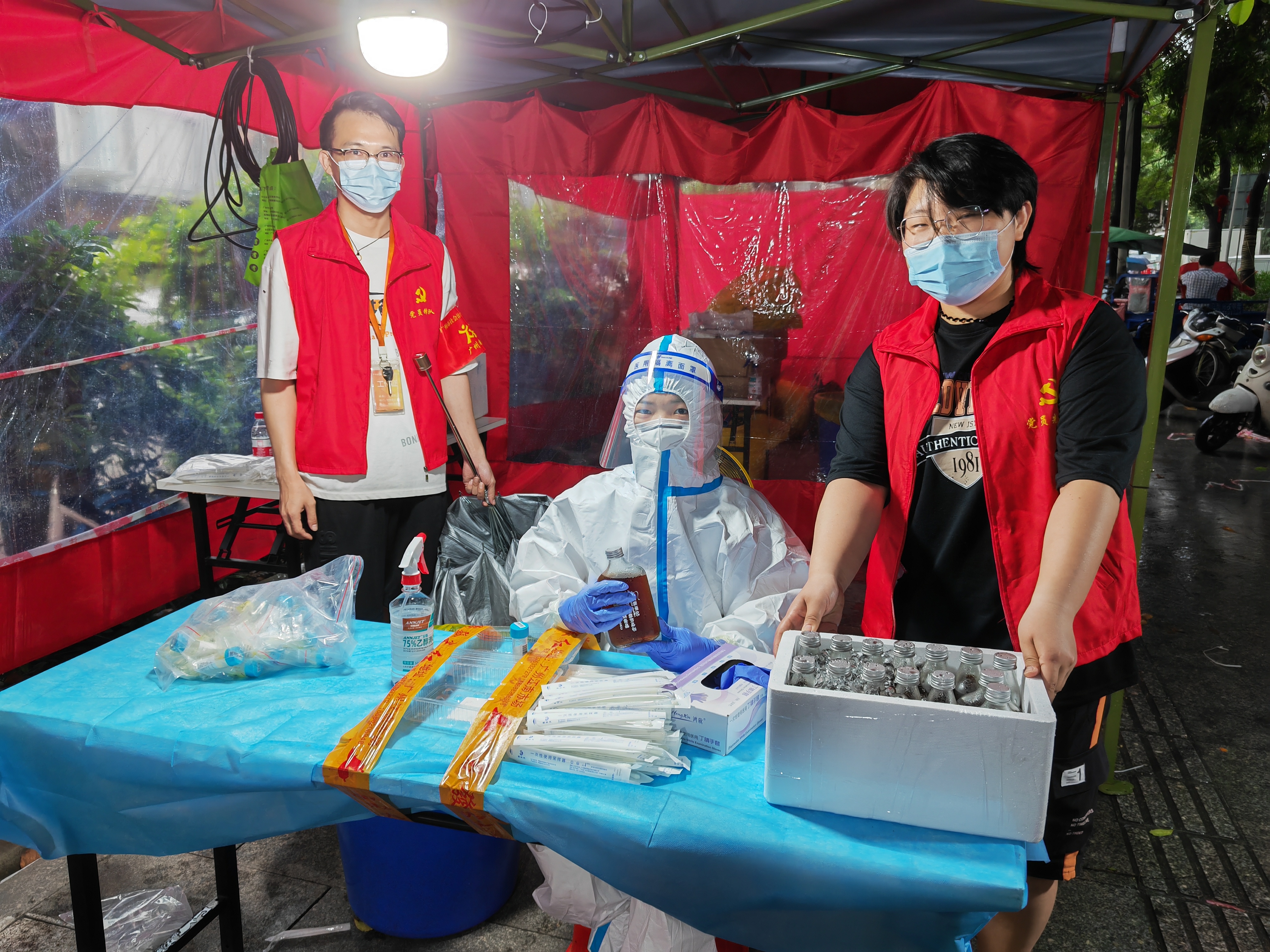 廣州白云區(qū)政府相關(guān)部門向金達咖啡飲品城及眾商家贈送“助力抗疫 愛心奉獻”的錦旗和感謝信