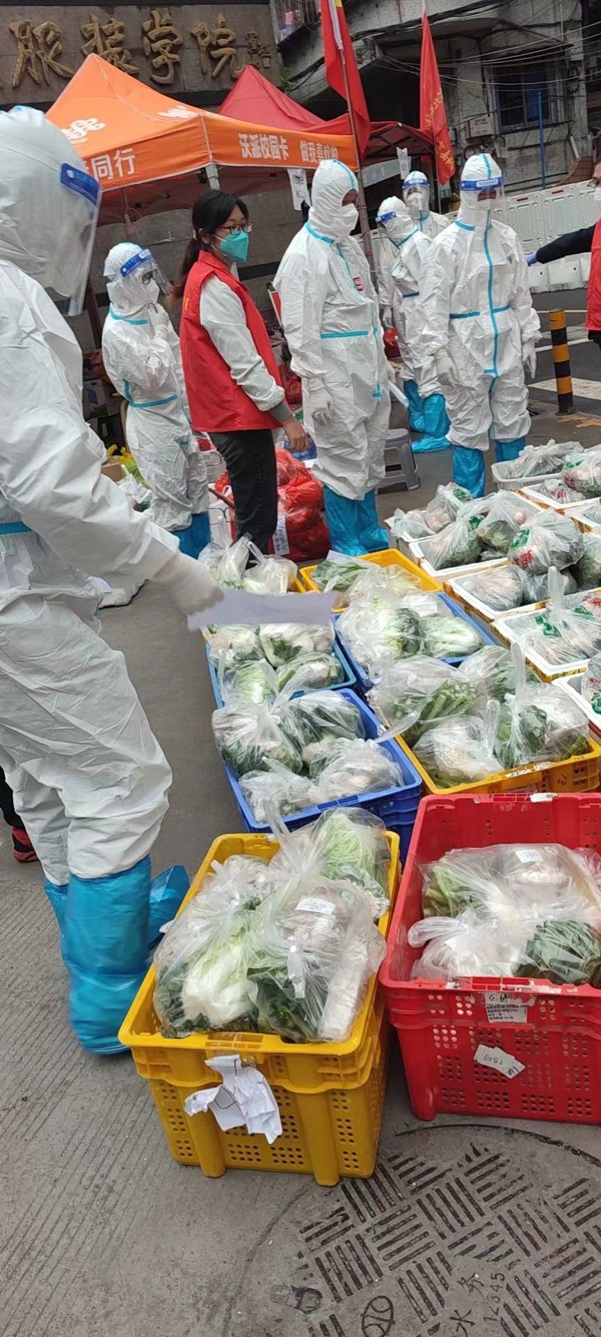 廣州白云區(qū)政府相關(guān)部門向金達咖啡飲品城及眾商家贈送“助力抗疫 愛心奉獻”的錦旗和感謝信