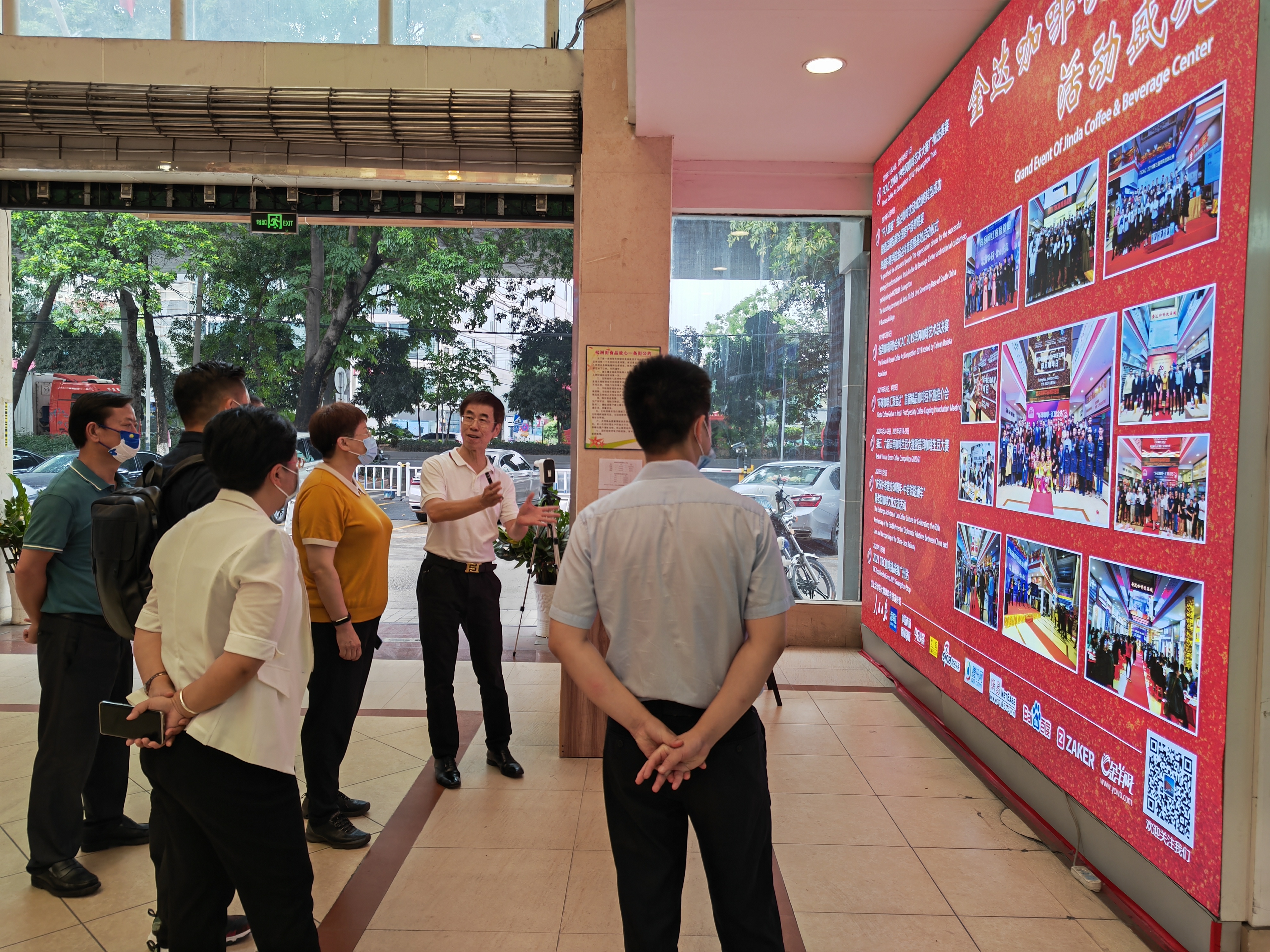 普洱市人大常委會(huì)副主任李鴻一行蒞臨金達(dá)咖啡飲品城調(diào)研交流