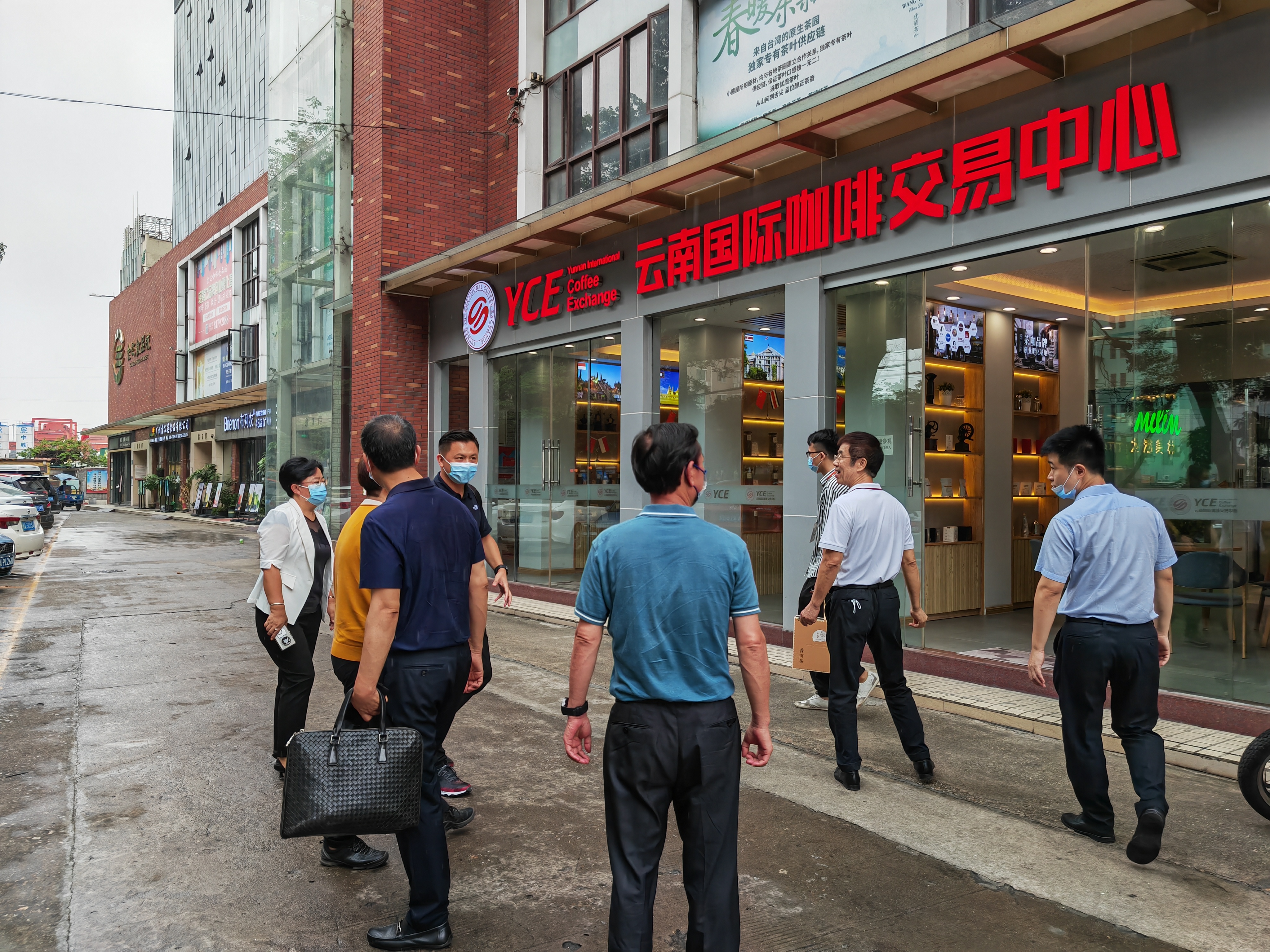 普洱市人大常委會(huì)副主任李鴻一行蒞臨金達(dá)咖啡飲品城調(diào)研交流